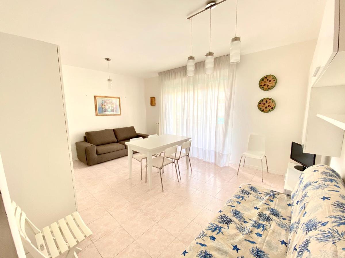 Residence Cristoforo Colombo - Carraro Immobiliare - Family Apartments Caorle Exteriör bild