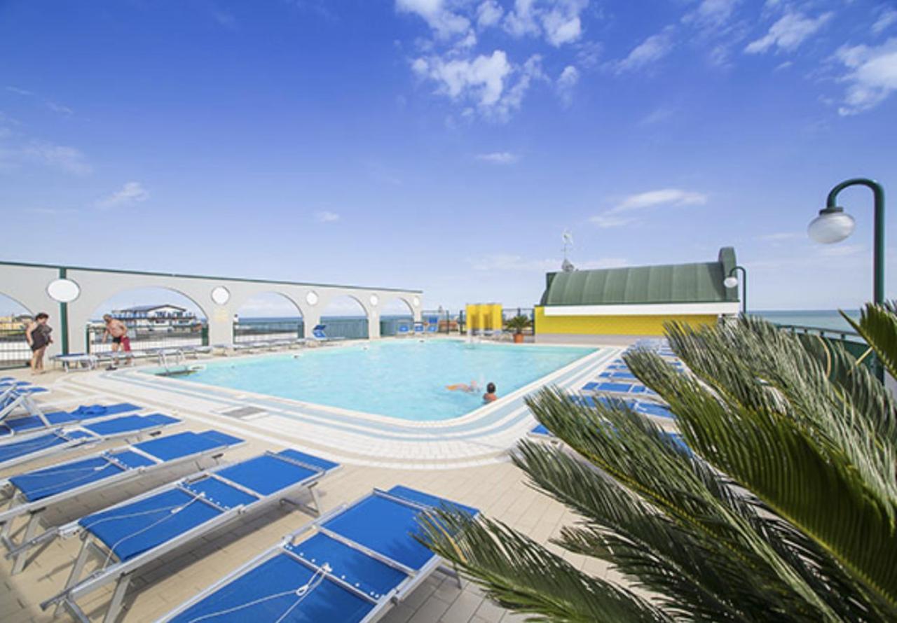 Residence Cristoforo Colombo - Carraro Immobiliare - Family Apartments Caorle Exteriör bild